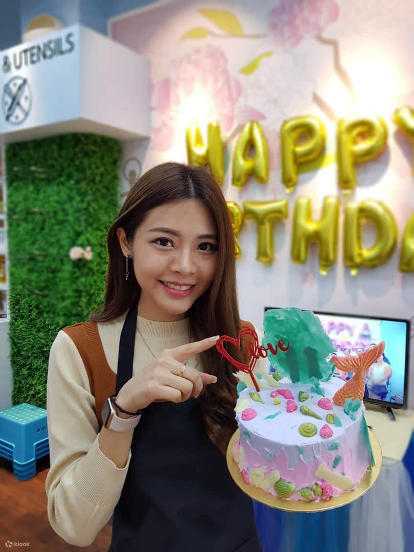 Una niña termina de hornear el pastel de sirena 