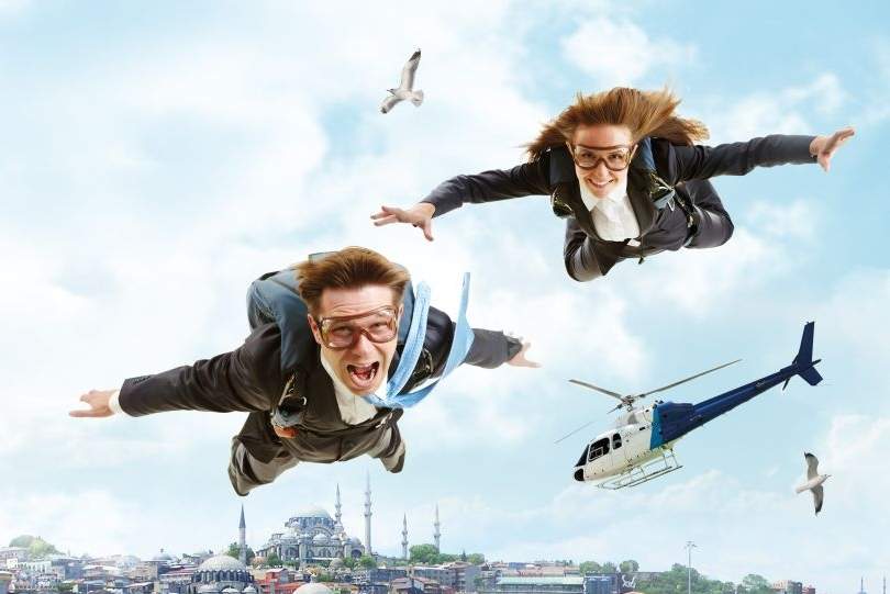 兩名男子在土耳其體驗4D模擬飛行