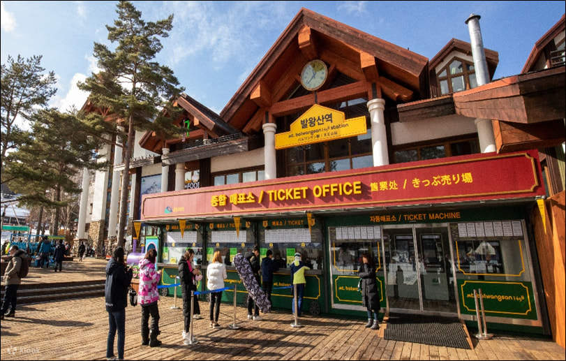 Por favor, muestre este cupón en la taquilla o escanee el código de barras en la máquina expendedora de billetes para canjear el pase de remonte y el ticket de alquiler. Ubicación: Fuera de Dragon Plaza