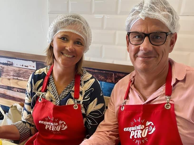 参加者完成烹饪课程后，合影留念，笑容满面