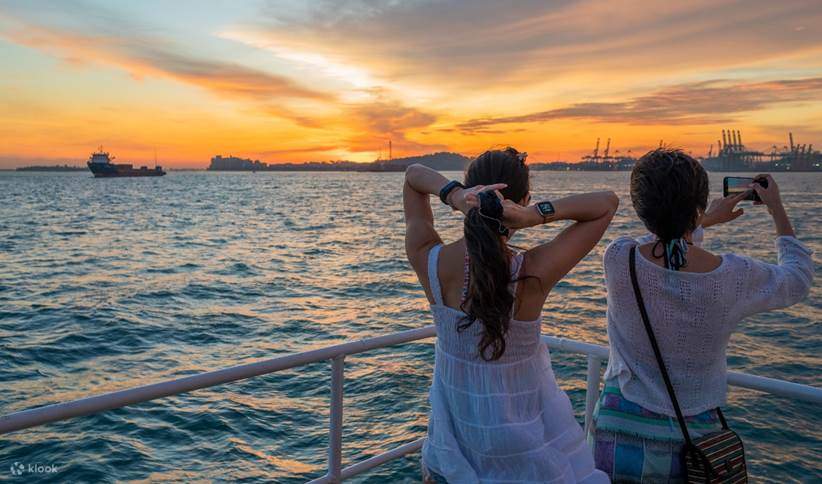 Donne a bordo di una crociera con cena al tramonto