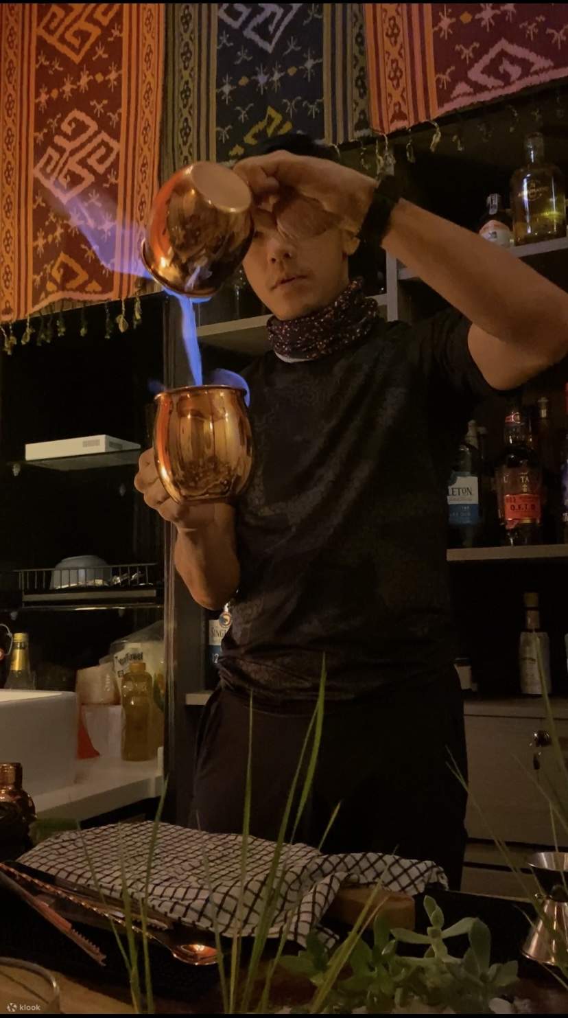 Membuat Koktail di The Sundowner