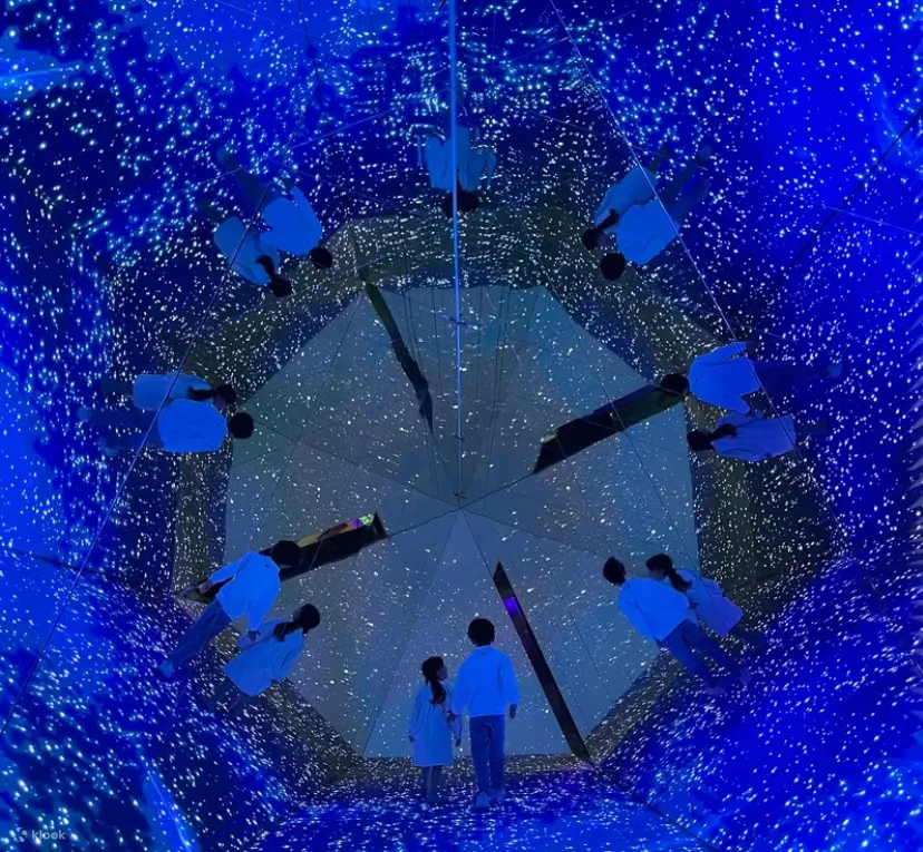 这是一场令人惊叹的媒体秀，它将带你进入一个梦幻而奇幻的黑洞，经历从地球到太空的旅程