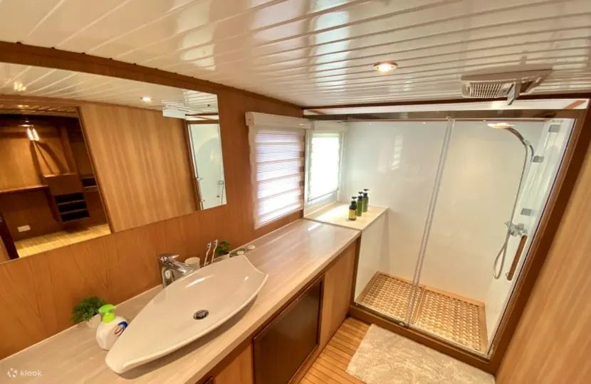 British Styled Luxury Vintage Houseboat Aberdeen 2 days Cultural Experience Tour + Seafood Boil