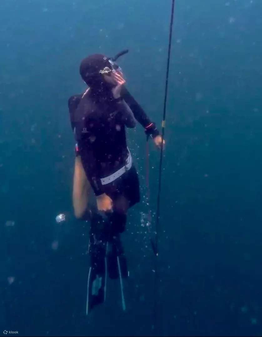 安全第一 - 私たちのフリーダイバーは、水中で意識を失ったダイバーを救助できるよう、不可欠な救助技術を練習しています。