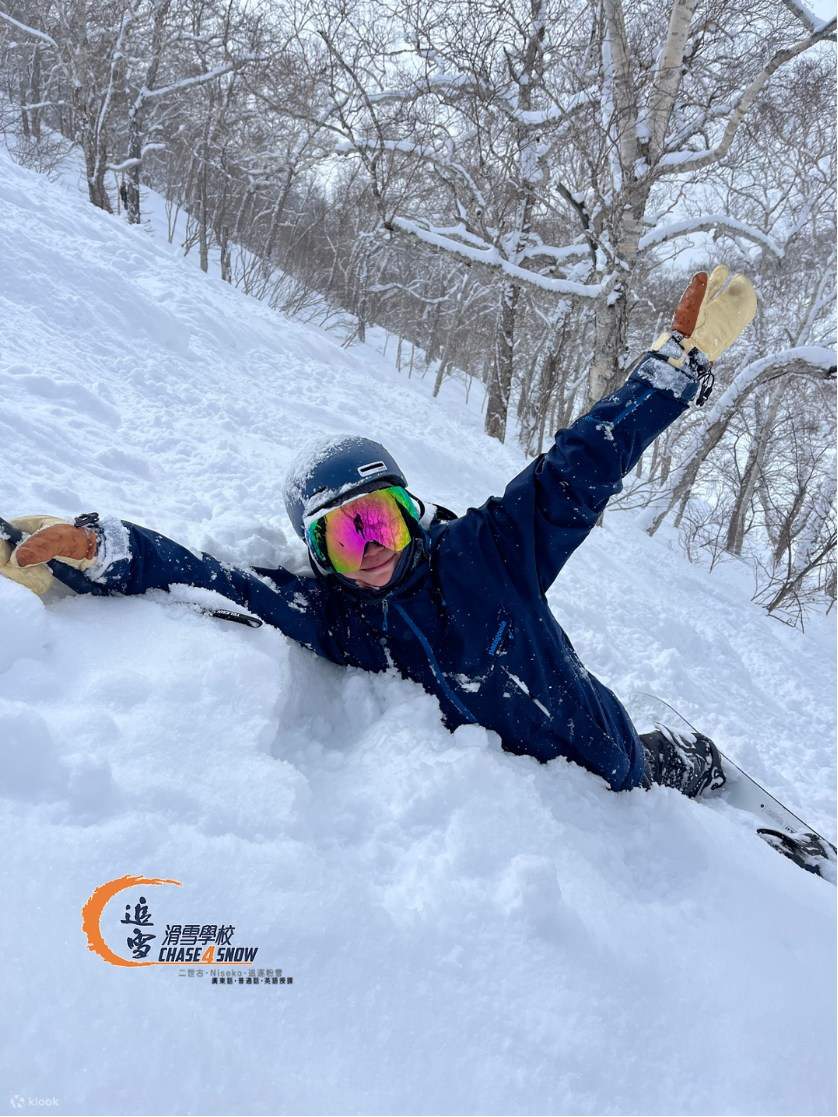 在教练带领下，体验北海道粉雪