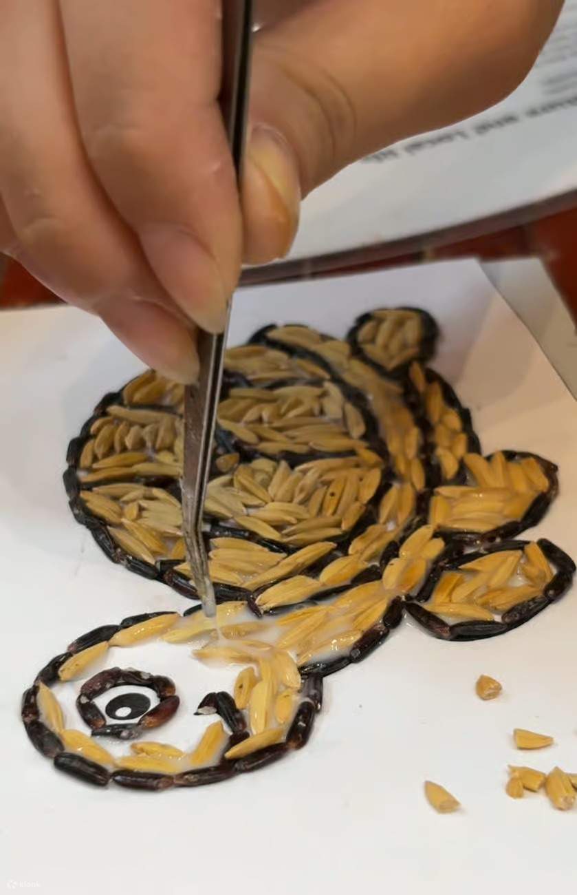 Laboratorio di mosaico di riso al Museo di Tam Coc, Ninh Binh