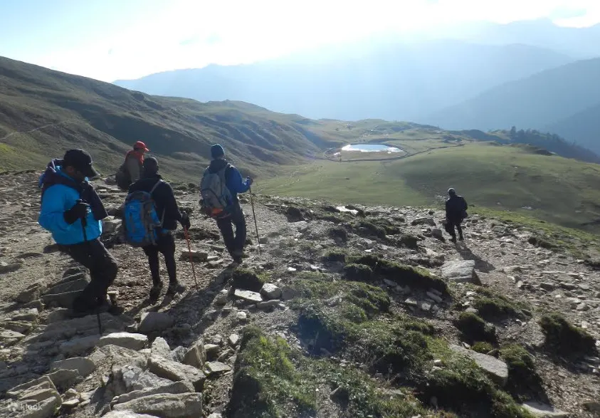 徒步穿越崎岖地形的徒步旅行者