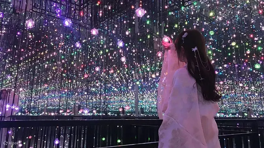 悬浮在空中的钻石光点，让人感觉置身于浩瀚星空的幻境之中。