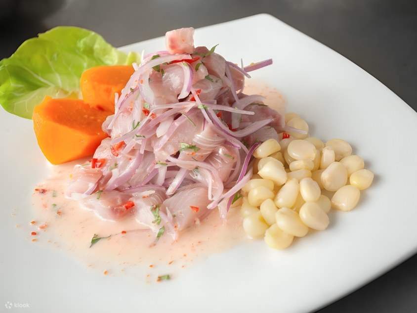 Gäste genießen ihre hausgemachten peruanischen Gerichte in einem gemütlichen Restaurant.