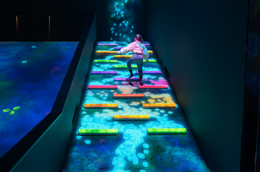 Wasserfalltröpfchen, die einen Hang hinunterfließen