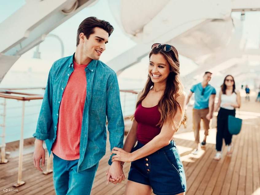 Montez à bord du Queen Mary et découvrez son design Art Déco, ses salons luxueux et ses cabines historiques.