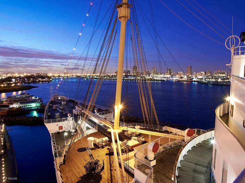 Pasee por elegantes corredores y cubiertas abiertas mientras disfruta de impresionantes vistas del horizonte de Long Beach.