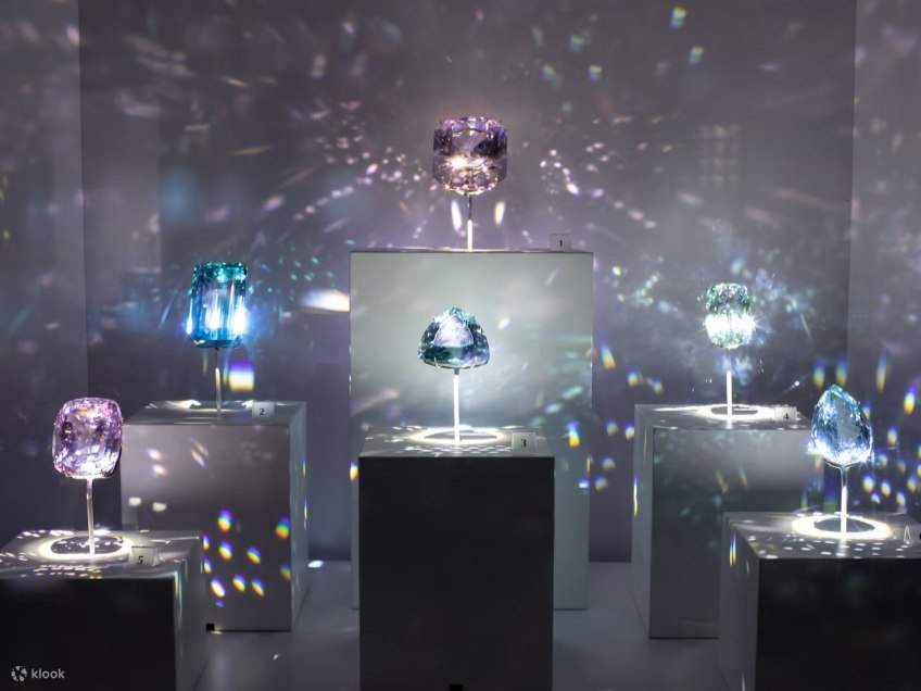 강렬한 조명 아래 반짝이는 푸른 사파이어를 가까이에서 감상해 보세요.