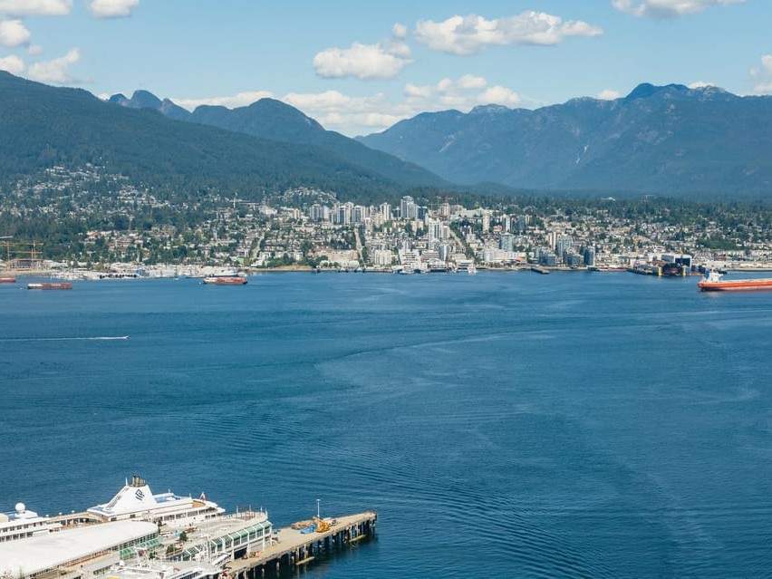 Profitez d'une vue imprenable sur North Vancouver, avec en toile de fond de majestueux sommets montagneux couverts de forêts.