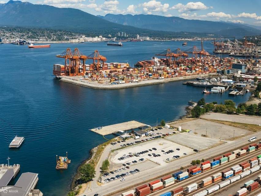 Observez les navires naviguer dans le port de Vancouver depuis une perspective aérienne imprenable