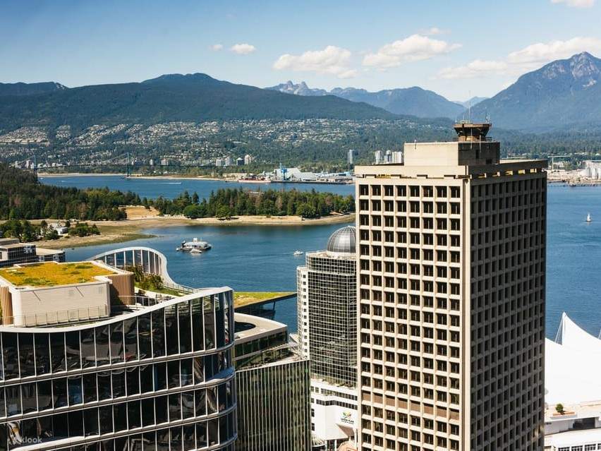 Admirez des paysages urbains grandioses depuis le Vancouver Lookout, où montagnes et eau s'harmonisent parfaitement.