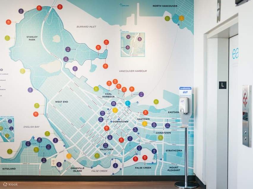 Étudiez la carte détaillée de Vancouver et repérez les quartiers visibles depuis la plateforme d'observation