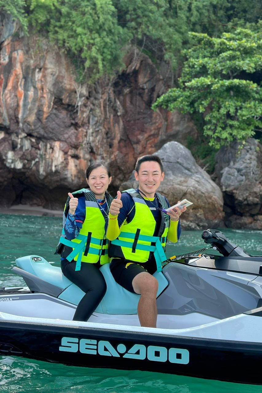 pasangan mengendarai jet ski