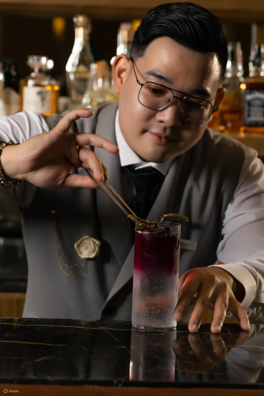 曼谷素坤逸凯悦酒店的 Spectrum Lounge & Bar