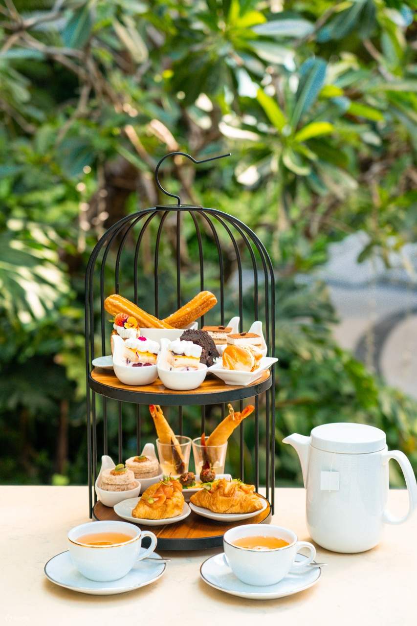 Afternoon Tea di Tepi Kolam Renang di Flow Oasis Pool Lounge, Bangkok