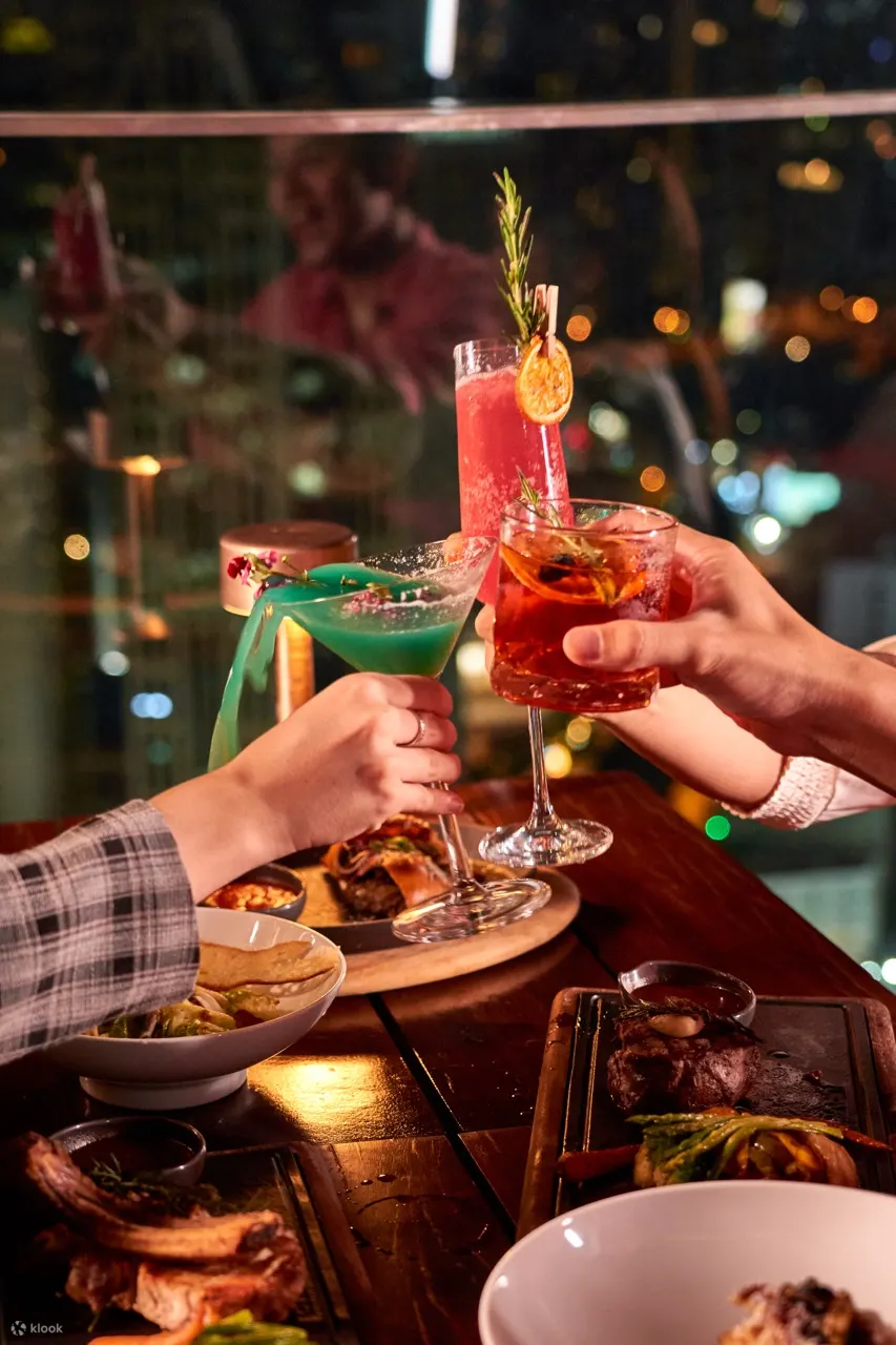 曼谷素坤逸凯悦酒店的 Spectrum Lounge & Bar