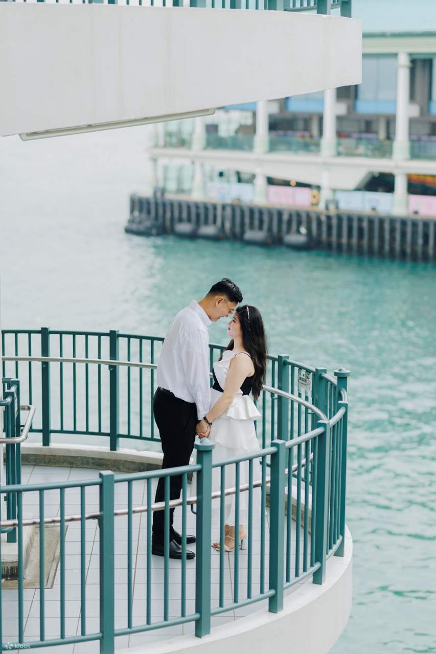 Abadikan intipati Hong Kong dengan pemotretan romantis di Central Pier, di mana pemandangan dermaga yang menakjubkan dan latar langit bandar yang sibuk mencipta latar belakang yang sempurna untuk kisah cinta anda.