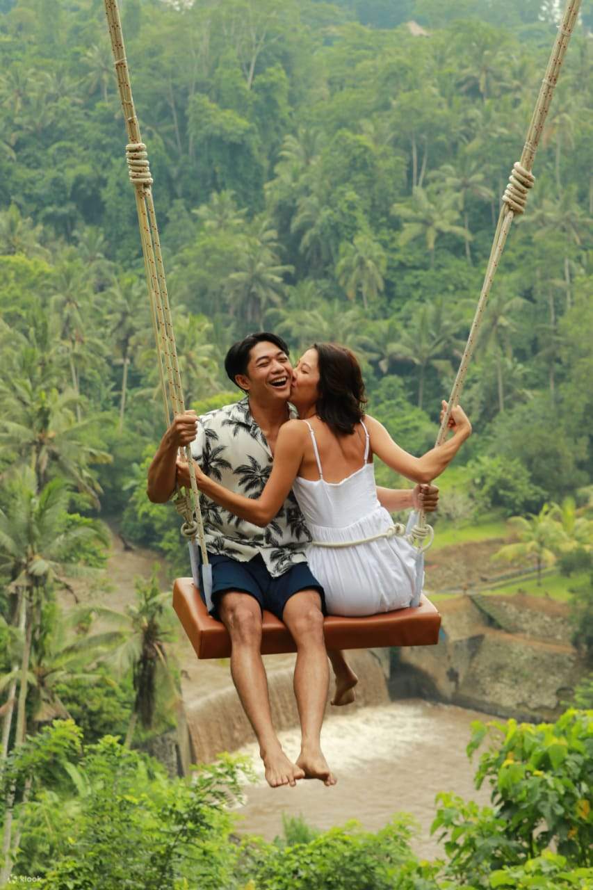 bali tourist couple