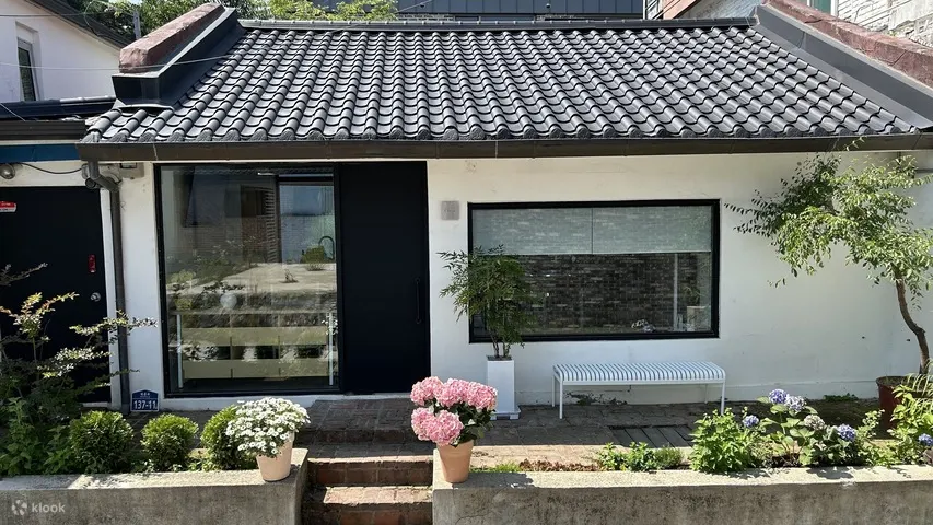 我们的烹饪工作室是一栋传统的韩国房屋，称为韩屋，有庭院，位于北村地区。