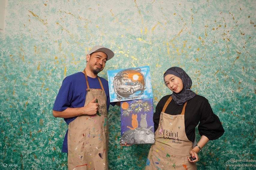 傑作と一緒にポーズを決めよう！📸 アートジャムセッションには、楽しさを写真に収めるフォトブースの瞬間がついてきます！