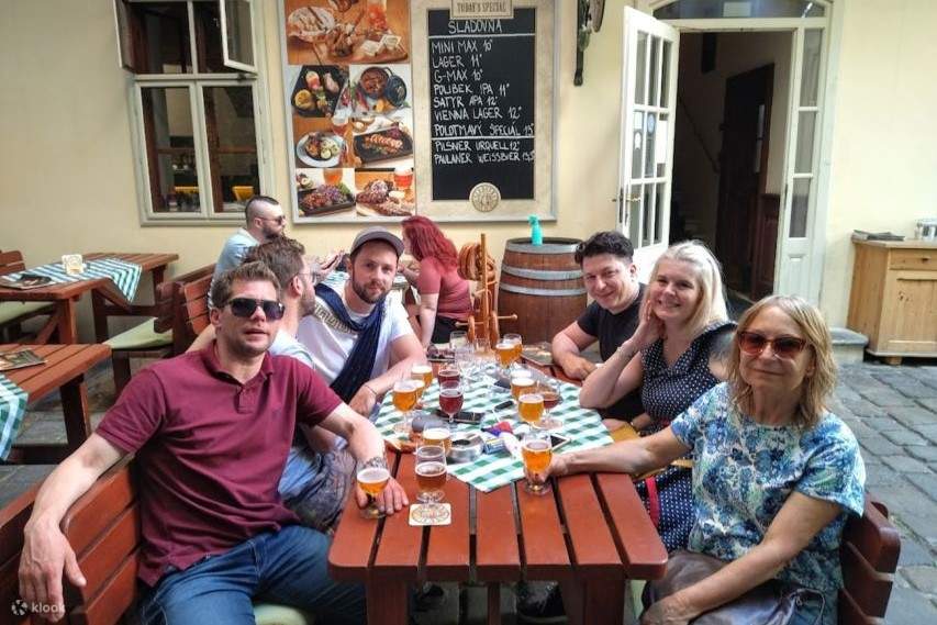 Un groupe de personnes appréciant une bière