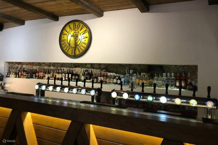 Le comptoir du bar de la Sladovna House of Beer