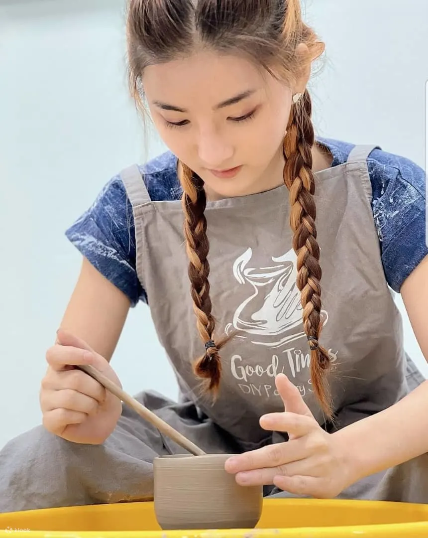 做陶艺的女孩