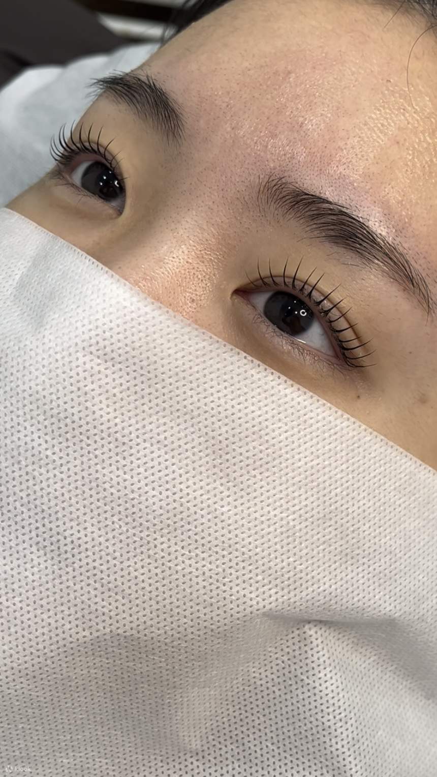 Blacklash Lift le da una belleza aún más definida.
