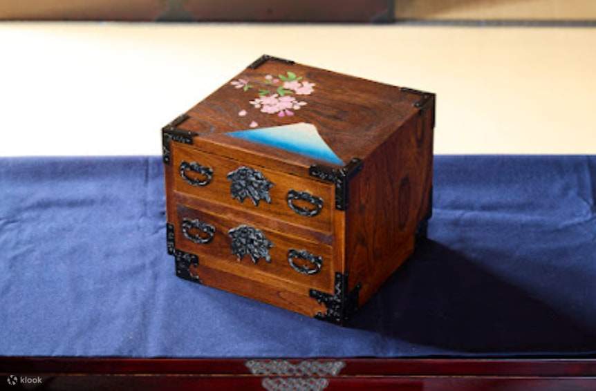 Mein persönlicher Sendai-Tansu (Kommode) und ein japanisches Tablett, gefertigt in der Werkstatt eines Handwerksmeisters, der die Samurai-Kultur pflegt.