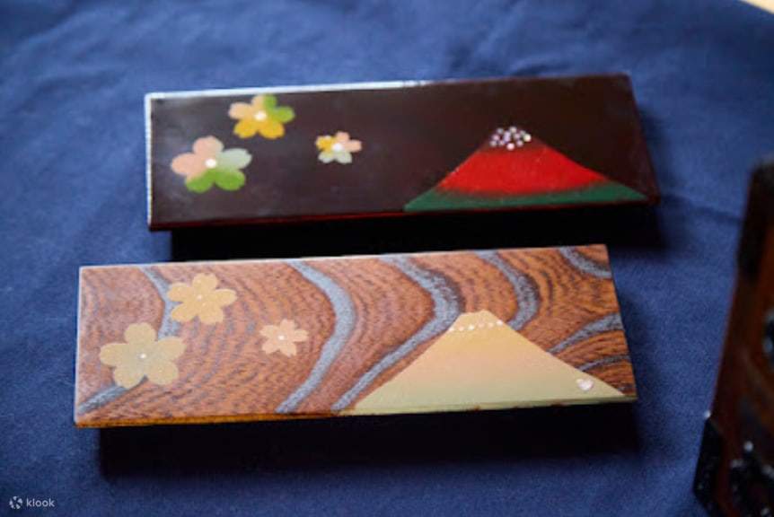 Mein persönlicher Sendai-Tansu (Kommode) und ein japanisches Tablett, gefertigt in der Werkstatt eines Handwerksmeisters, der die Samurai-Kultur pflegt.