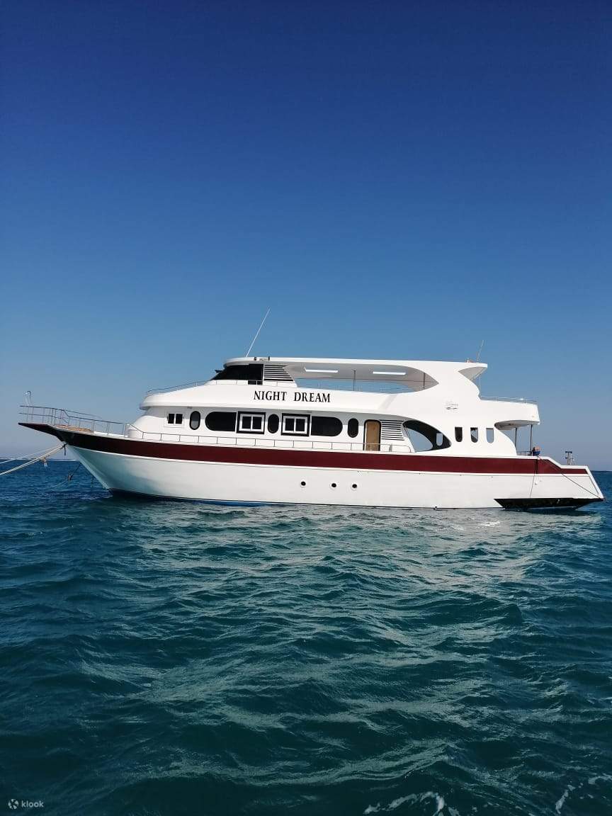 Belayar dengan selesa di atas bot kami yang luas sambil anda menuju ke Dolphin House