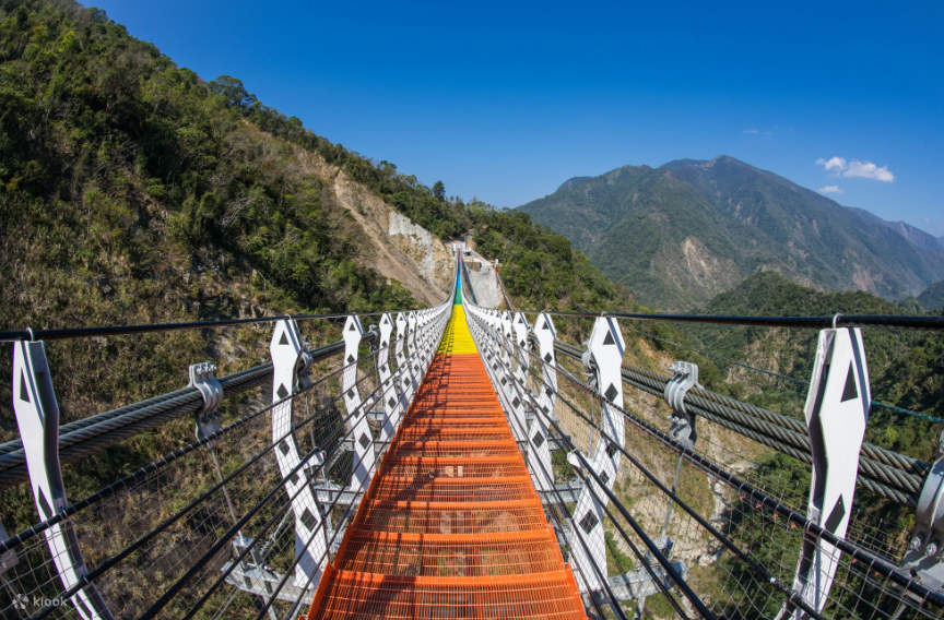Pont suspendu arc-en-ciel des cascades Shuanglong