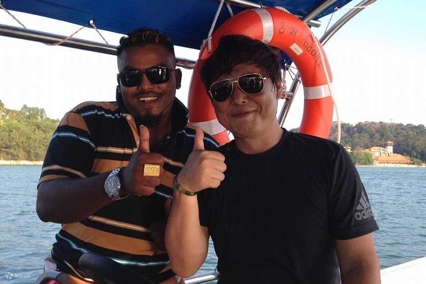 Berfoto dengan pemandu wisata memancing