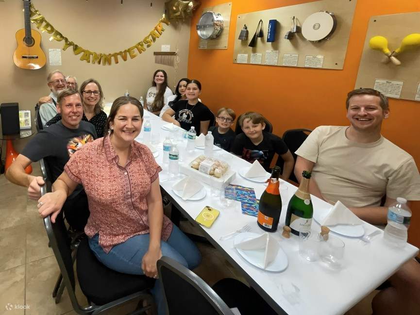 활기 넘치는 분위기 속에서 단체 손님들이 식사를 즐기며 담소를 나누는 모습을 만나보세요.