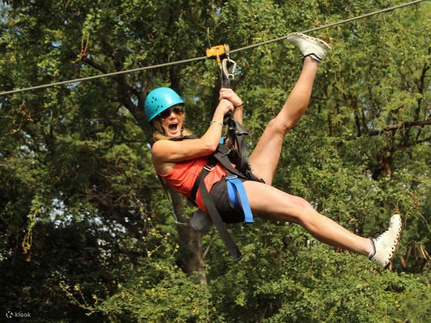 Voler dans les airs, les mains libres et en souriant – une tyrolienne amusante et sécuritaire pour les enfants et les adultes