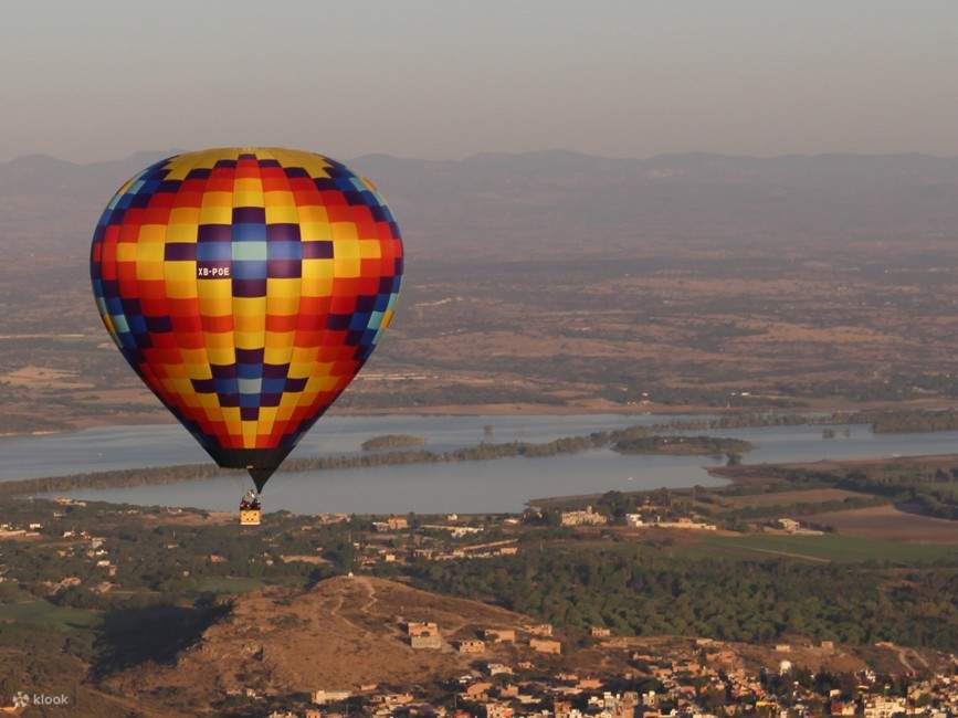 Elevándose con gracia en una única canasta de globo, abrazando la pacífica soledad sobre valles pintorescos