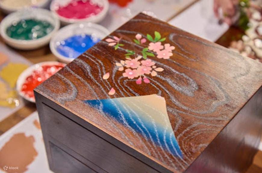 Eredi della cultura samurai, crea la tua personale cassettiera Sendai e vassoio giapponese in un laboratorio artigiano