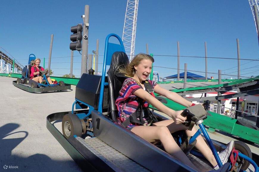 ผู้คนขับรถโกคาร์ท