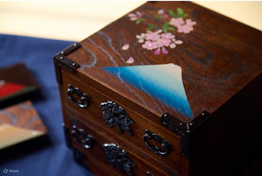 Héritage de la culture samouraï : créez votre propre Tansu de Sendai et plateau japonais dans l'atelier d'un artisan
