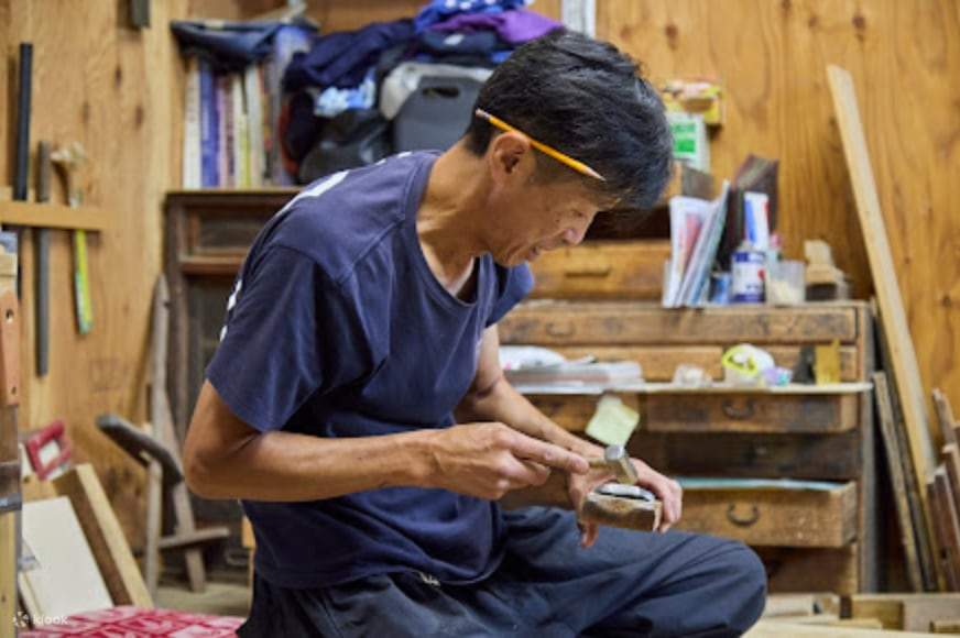 Eredi della cultura samurai, crea la tua personale cassettiera Sendai e vassoio giapponese in un laboratorio artigiano