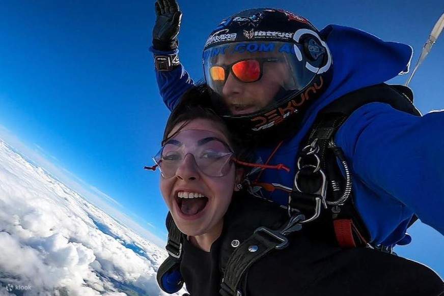 アデレードのベンド モータースポーツ パークでスカイダイビング