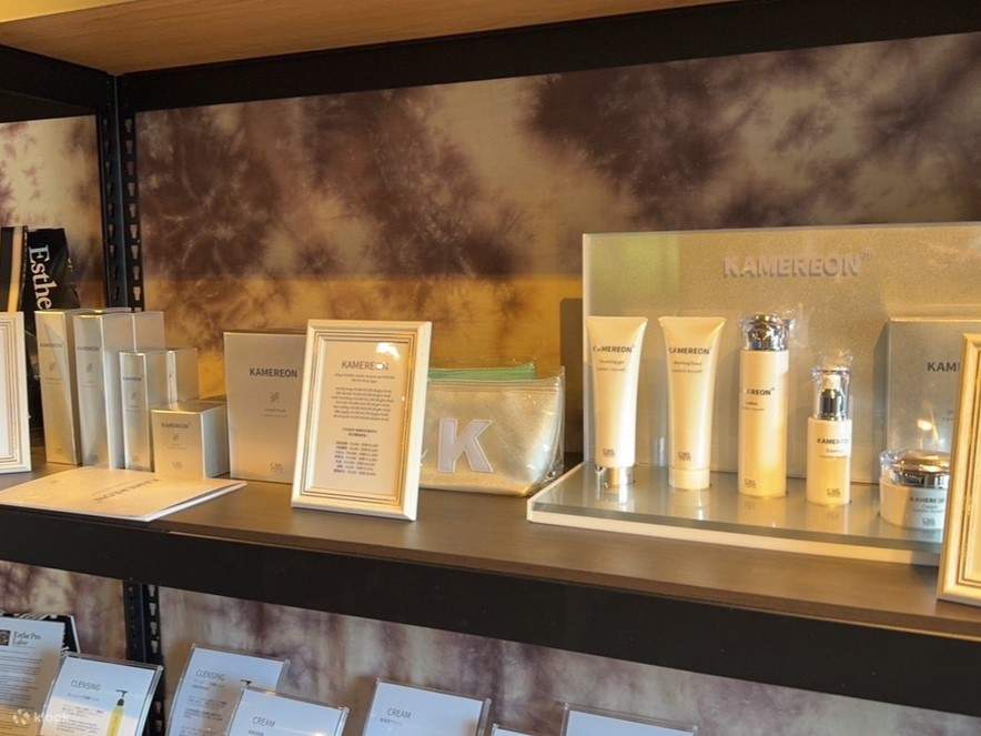 饮品多样，从抹茶到桃子冰沙，使用当地新鲜食材，味道独特。