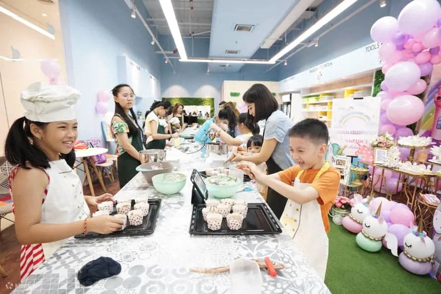 孩子们烤蛋糕