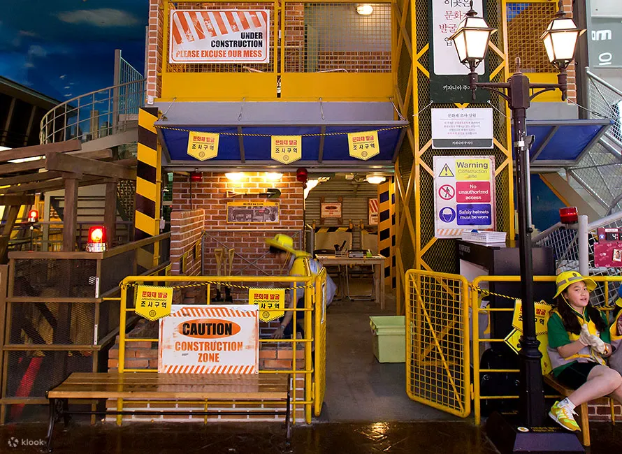 KidZania 中的所有东西都是按照儿童视线高度的三分之二大小制作的。儿童大小的世界让孩子在体验活动中获得真实感和沈浸感，让他们体验得更兴奋、更愉快。